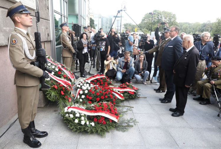 Szef Urzędu do Spraw Kombatantów i Osób Represjonowanych Jan Józef Kasprzyk (3P) i przewodniczący Rady do Spraw Kombatantów i Osób Represjonowanych Bogusław Nizieński (2P) podczas uroczystości 77. rocznicy zdobycia gmachu PAST-y przez powstańców warszawskich. Fot. PAP/T. Gzell