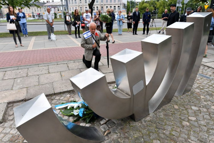 Uroczystość złożenia kwiatów przy pomniku „Menora” podczas obchodów 79. rocznicy zagłady kieleckiego getta. Fot. PAP/P. Polak