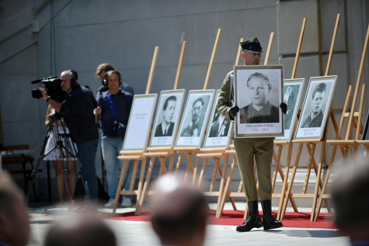 Uroczystość wręczenia not identyfikacyjnych członkom rodzin ofiar reżimów totalitarnych. 12.08.2021. Fot. PAP/M. Obara