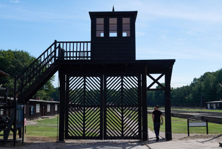 Główna brama, zwana „Bramą śmierci” do byłego obozu koncentracyjnego KL Stutthof, 10 bm. w Muzeum Stutthof w Sztutowie. Fot. A. Warżawa 