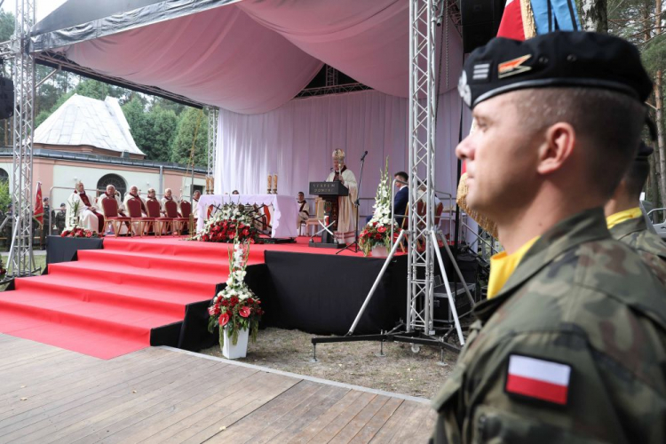 Biskup Romuald Kamiński (C) przewodniczy mszy świętej w Sanktuarium Matki Bożej Zwycięskiej w Ossowie. 15.08.2021. Fot. PAP/A. Zawada