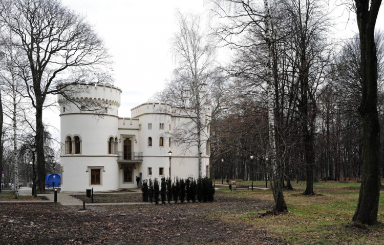 Odrestaurowana oficyna XIX-wiecznego pałacu Tiele-Wincklerów w dzielnicy Miechowice w Bytomiu. 12.2020. Fot. PAP/A. Grygiel