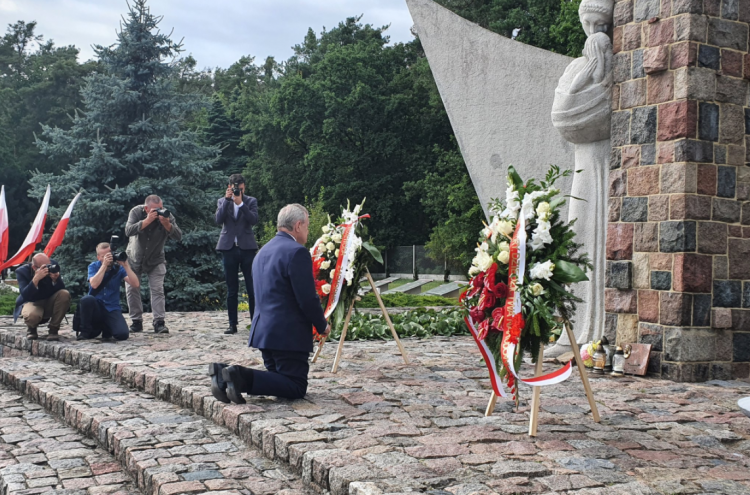 Minister Piotr Gliński uczcił pamięć żołnierzy 1. Armii WP. Źródło: Twitter/MKDNiS