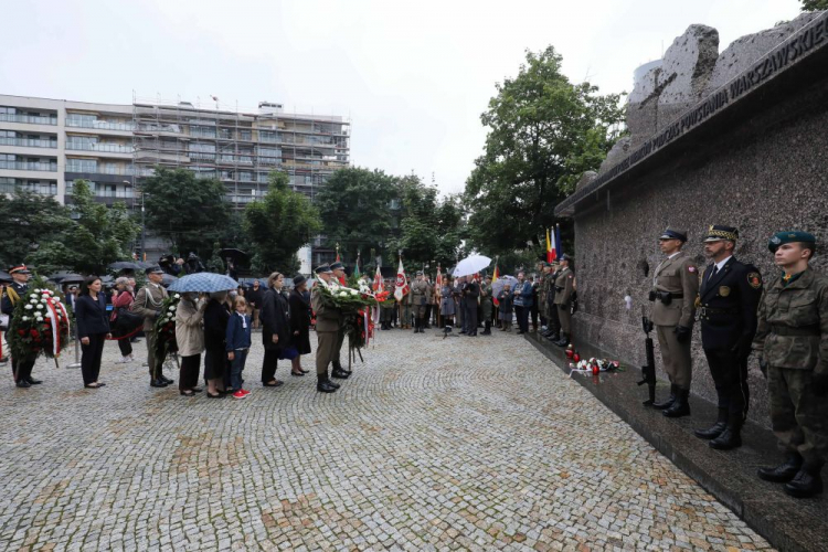 Uroczystości przed pomnikiem Pamięci 50 Tysięcy Mieszkańców Woli Zamordowanych przez Niemców podczas Powstania Warszawskiego 1944 r. Warszawa, 05.08.2021. Fot. PAP/P. Supernak