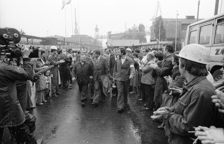 Szczecin, 30.08.1980 r. Komisja Rządowa opuszcza teren stoczni Warskiego po podpisaniu porozumienia z Międzyzakładowym Komitetem Strajkowym. PAP/CAF/J. Undro