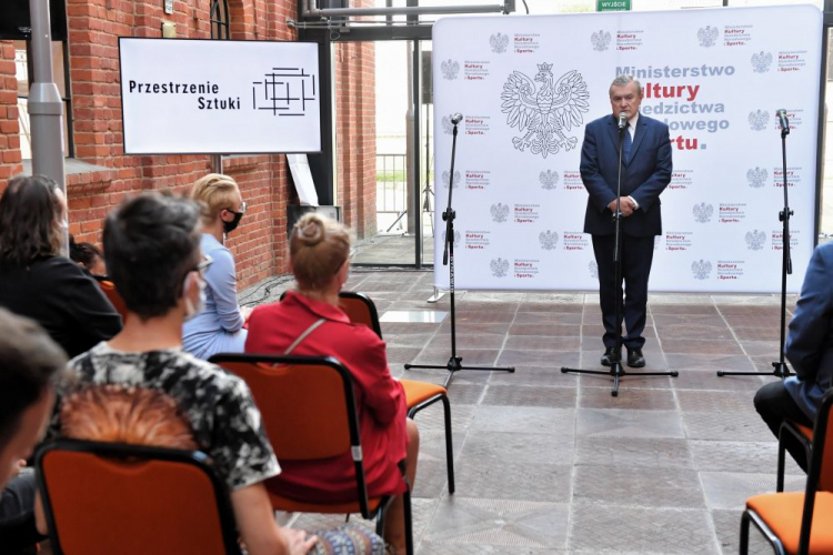 Wicepremier, minister kultury, dziedzictwa narodowego i sportu Piotr Gliński (P) podczas konferencji prasowej „Przestrzenie Sztuki 2021” w Fabryce Sztuki w Łodzi. Fot. PAP/G. Michałowski