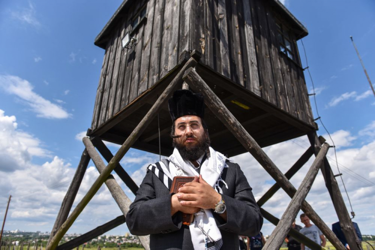 Lublin, 03.08.2021. Kantor w Międzynarodowej Synagodze w Tel Awiwie Israel Nachman podczas ceremonii przy Mauzoleum w Państwowym Muzeum na Majdanku w Lublinie. Uroczystość uhonorowania pamięć ofiar byłego niemieckiego nazistowskiego obozu koncentracyjnego na Majdanku to jeden z punktów 2. Lubliner Festival – Festiwalu Kultury Żydowskiej. Fot. PAP/W. Jargiło