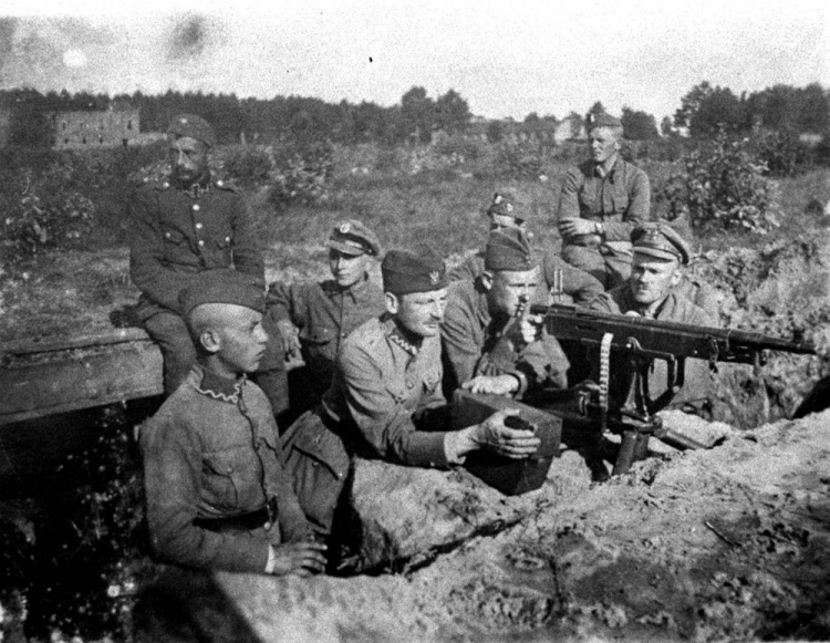 Żołnierze przy stanowisku polskich karabinów maszynowych w rejonie Radzymina. 1920 r. Fot. PAP/Archiwum