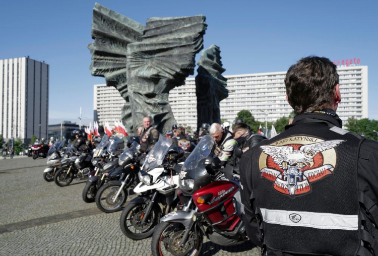 Uczestnicy XXI Międzynarodowego Motocyklowego Rajdu Katyńskiego im. Komandora Wiktora Węgrzyna na starcie pod pomnikiem Powstańców Śląskich w Katowicach. Fot. PAP/A. Grygiel