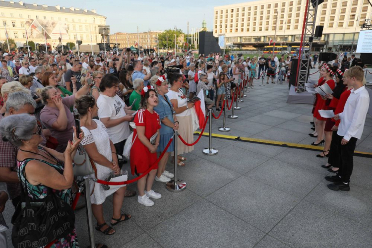 Śpiewanie pieśni wojskowych na placu Marszałka Józefa Piłsudskiego w Warszawie. 15.08.2021. Fot. PAP/P. Supernak