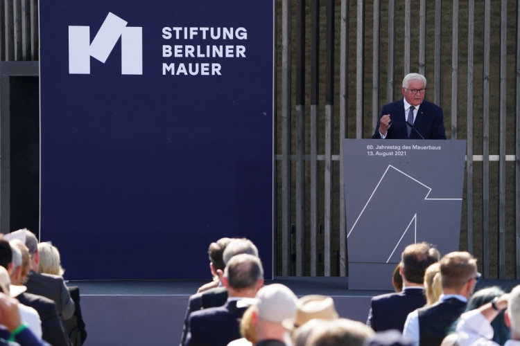 Prezydent Niemiec Frank-Walter Steinmeier podczas uroczystości w 60. rocznicę budowy muru berlińskiego. Fot. PAP/EPA