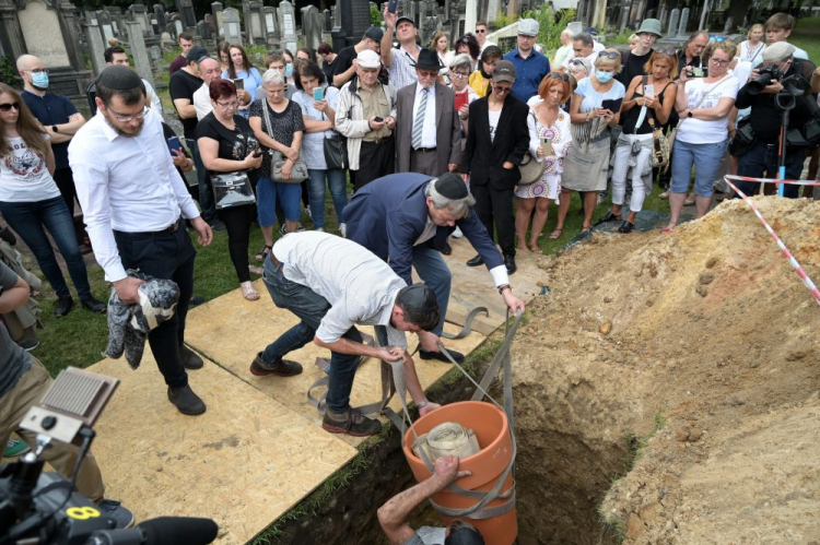 Rabin Łodzi Dawid Szychowski (3L) i przewodniczący Gminy Wyznaniowej Żydowskiej w Łodzi Józef Weininger (C) podczas uroczystego pogrzebu zwojów Tory na cmentarzu żydowskim w Łodzi. Fot. PAP/G. Michałowski