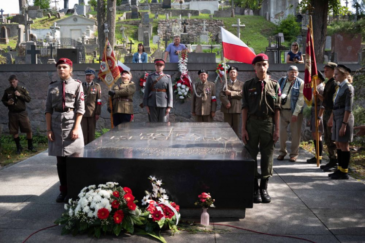 Uroczystości przed grobem matki i serca Marszałka Józefa Piłsudskiego na Cmentarzu Na Rossie w Wilnie z okazji Święta Wojska Polskiego. 15.08.2021. Fot. PAP/V. Doveiko