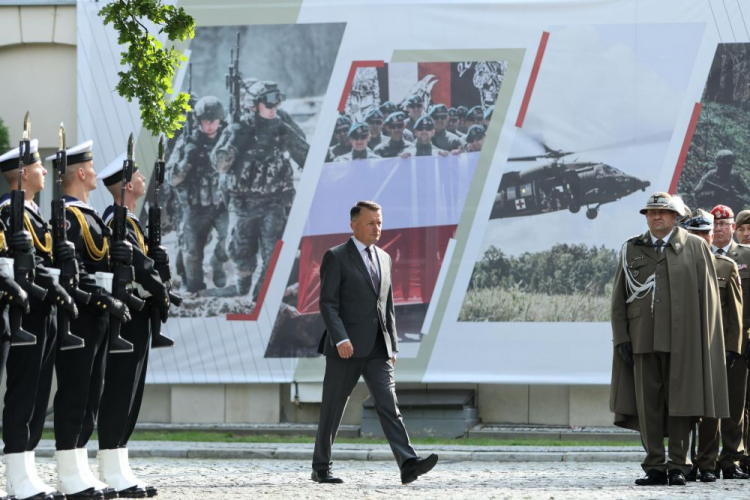 Minister obrony narodowej Mariusz Błaszczak (C) podczas uroczystości w ramach obchodów Święta Wojska Polskiego. Warszawa, 14.08.2021. Fot. PAP/L. Szymański