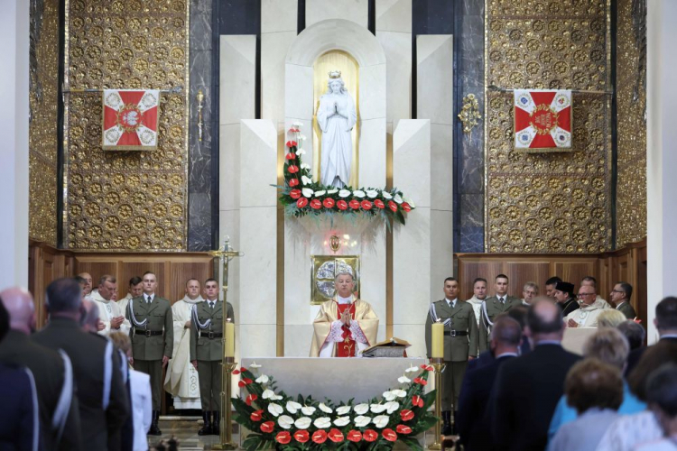 Biskup polowy WP Józef Guzdek (C) przewodniczy mszy świętej za ojczyznę i polskich żołnierzy w Katedrze Polowej WP. Warszawa, 15.08.2021. Fot. PAP/L. Szymański