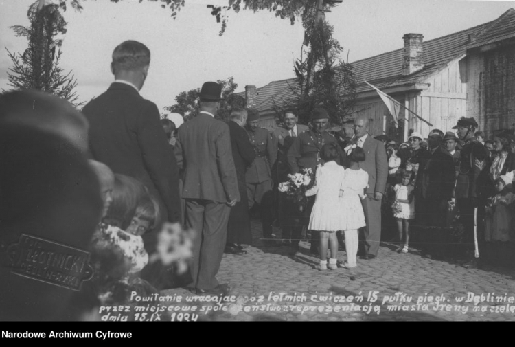 Powitanie w osadzie Irena żołnierzy 15 Pułku Piechoty powracających z ćwiczeń. 1934 r. Fot. NAC