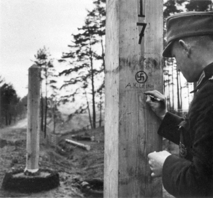 17 września 1939 wojska ZSRR napadły na Polskę. Na zdj.: żołnierz niemiecki na linii demarkacyjnej niemiecko-rosyjskiej. Fot. PAP/CAF-Archiwum