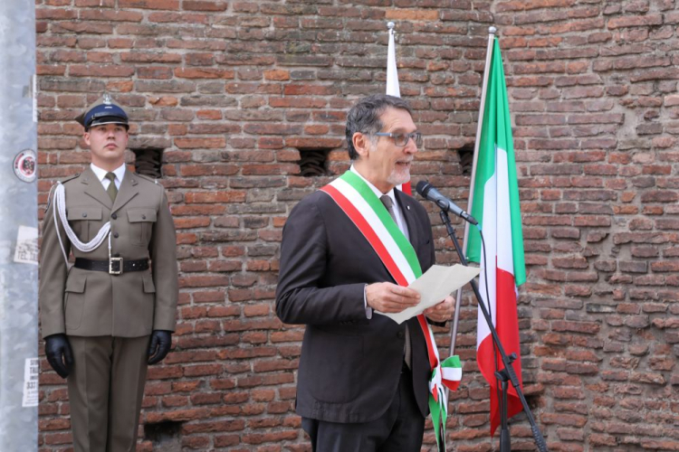 Bolonia, Włochy, 22.09.2021. Burmistrz Bolonii Virginio Merola (P) podczas uroczystości złożenia kwiatów przed tablicą upamiętniającą wyzwolenie Bolonii przez siły sprzymierzone na Placu Neptuna. Trwają obchody 80. rocznicy utworzenia armii generała Władysława Andersa. Fot. PAP/A. Zawada