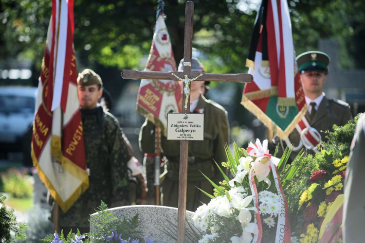 Warszawa, 29.09.2021. Uroczystości pogrzebowe prezesa Zarządu Głównego Związku Powstania Warszawskiego Zbigniewa Galperyna, na Cmentarzu Wojskowym na Powązkach w Warszawie. Zbigniew Galperyn „Antek” zmarł 23 bm. w wieku 92 lat, był żołnierzem Szarych Szeregów i Armii Krajowej, powstańcem warszawskim ze Zgrupowania „Chrobry I”. Fot. PAP/M. Obara 