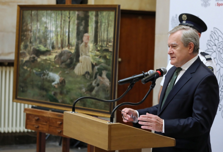 Warszawa, 14.09.2021. Wicepremier, minister kultury, dziedzictwa narodowego i sportu Piotr Gliński podczas uroczystości przekazania obrazu "Pod brzozami / Dzieci w lesie brzozowym nad fiordem Haiko" Alberta Edelfelta do Muzeum Narodowego. Fot. PAP/T. Gzell