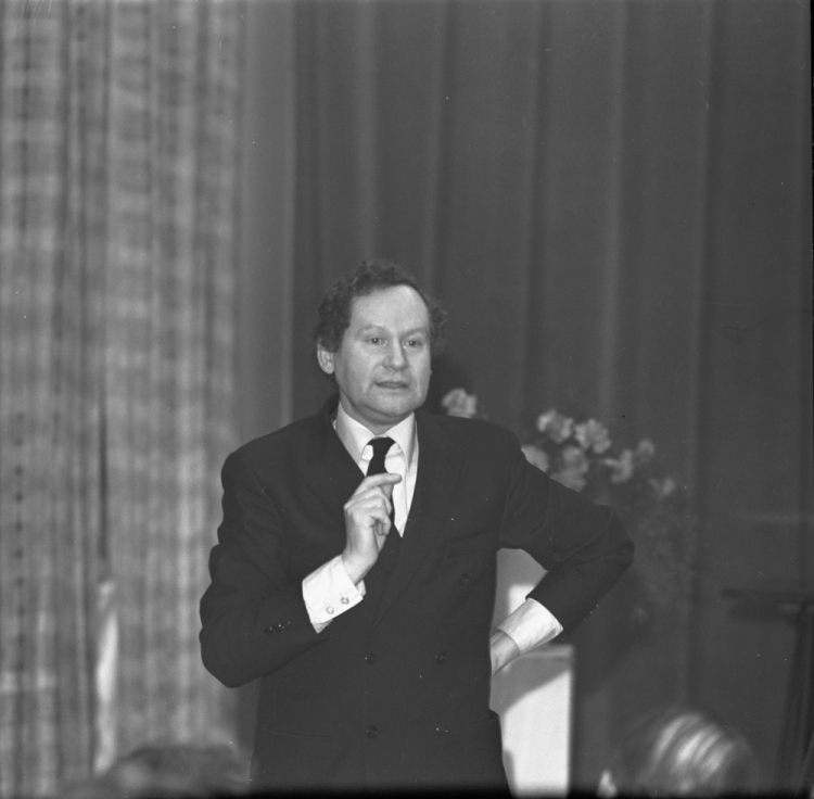 Wrocław, 1958 r. Henryk Tomaszewski założyciel, dyrektor i kierownik artystyczny Wrocławskiego Teatru Pantomimy. Fot. PAP/E. Wołoszczuk