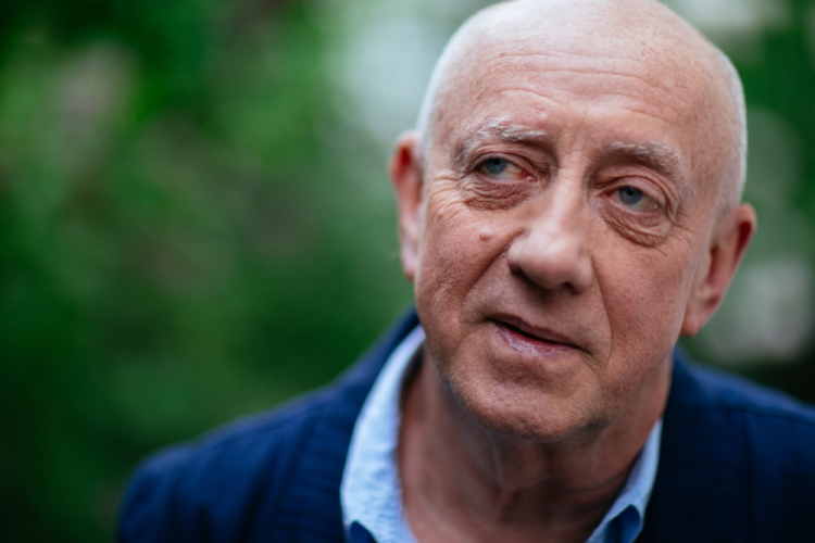 Warszawa, 02.06.2021. Saksofonista Henryk Miśkiewicz podczas sesji zdjęciowej dla Polskiej Agencji Prasowej, 2 bm. w Warszawie. W tym roku ukazał się album Doroty Miśkiewicz i Henryka Miśkiewicza „Nasza Miłość”. To pierwsza wspólna płyta ojca i córki, choć wielkrotnie występowali razem na scenie. Fot. PAP/A. Zawada