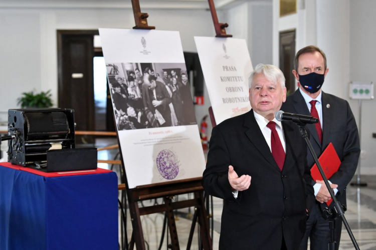 Warszawa, 21.09.2021. Marszałek Senatu RP Tomasz Grodzki (P) i wicemarszałek Bogdan Borusewicz (L) podczas otwarcia wystawy pt. „Prasa Komitetu Obrony Robotników”. Fot. PAP/R. Pietruszka