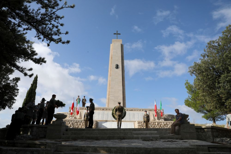 Cassino, Włochy, 20.09.2021. Uroczystość złożenia kwiatów pod pomnikiem 3 Dywizji Strzelców Karpackich na wzgórzu 593 w Cassino, 20 bm. Trwają obchody 80. rocznicy utworzenia armii generała Władysława Andersa. Fot. PAP/A. Zawada 