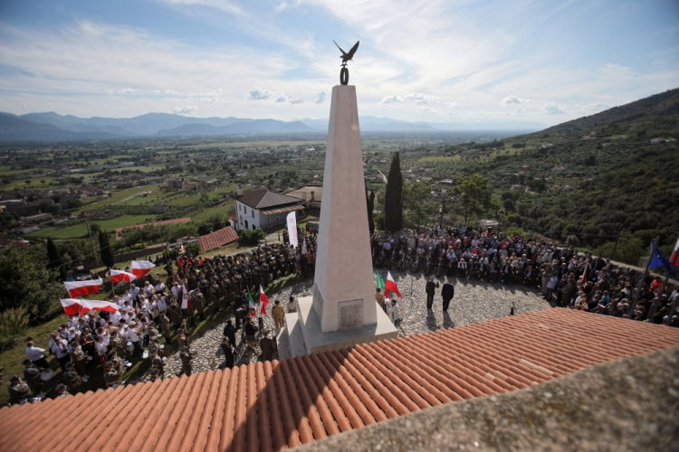 Piedimonte San Germano, Włochy, 17.05.2019. Uroczystości z udziałem polskiej delegacji przed pomnikiem 6 Pułku Pancernego im. Dzieci Lwowskich, 17 bm. w Piedimonte San Germano w 75. rocznicę bitwy o Monte Cassino. Fot. PAP/L. Szymański