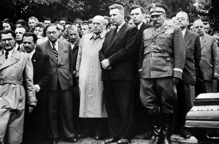 1956. Pogrzeb ofiar Czerwca '56. Nz. w środku m.in. premier Józef Cyrankiewicz, członek Biura Politycznego KC PZPR Edward Gierek. Fot. PAP/W. Kondracki