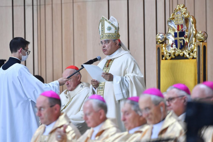 Warszawa, 12.09.2021. Prefekt Kongregacji Spraw Kanonizacyjnych kard. Marcello Semeraro (C) podczas mszy beatyfikacyjnej kardynała Stefana Wyszyńskiego oraz matki Elżbiety Róży Czackiej odprawianej w Świątyni Opatrzności Bożej w Warszawie. Fot. PAP/R. Pietruszka