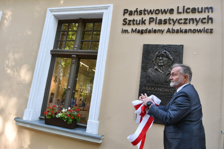 Prezydent Gdyni Wojciech Szczurek podczas uroczystości nadania imienia Magdaleny Abakanowicz Państwowemu Liceum Sztuk Plastycznych w Gdyni. Fot. PAP/A. Warżawa