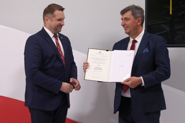 Warszawa, 14.09.2021. Minister edukacji i nauki Przemysław Czarnek (L) oraz rektor Akademii Zamojskiej dr hab. Paweł Skrzydlewski (P) podczas uroczystości w siedzibie MEiN. Podczas uroczystości wręczono dokument nadania statutu Akademii Zamojskiej. Fot. PAP/T. Gzell 