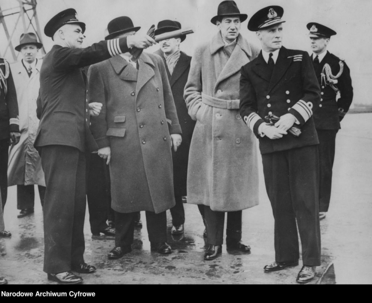 Minister spraw zagranicznych Józef Beck (trzeci z prawej) wśród oficerów brytyjskiej marynarki wojennej w Porsmouth. 04.1939. Fot. NAC