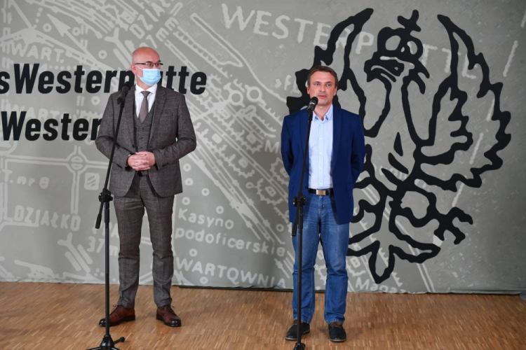 Dyrektor Muzeum II Wojny Światowej dr hab. Grzegorz Berendt (L) i kierownik działu badań archeologicznych w muzeum Filip Kuczma (P). Gdańsk, 23.09.2021. Fot. PAP/A. Warżawa