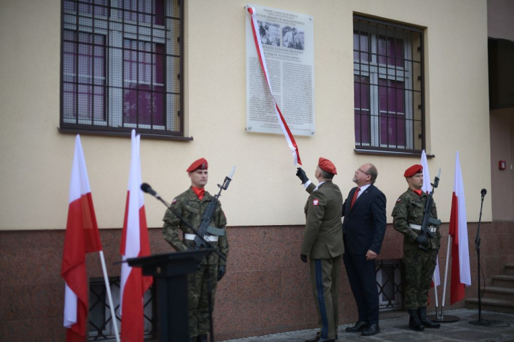 Dyrektor Muzeum Żołnierzy Wyklętych i Więźniów Politycznych PRL w Warszawie Jacek Pawłowicz (2P) podczas uroczystego odsłonięcia tablicy upamiętniającej Juliena Bryana i Annę Kostewicz przy budynku Komendy Głównej Żandarmerii Wojskowej w Warszawie. Fot. PAP/M. Obara