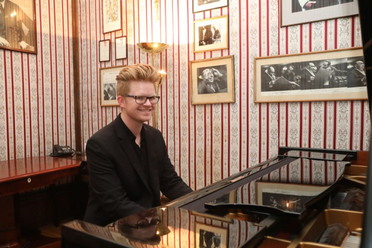 Pianista Carter Johnson podczas koncertu Laureatów II Międzynarodowego Konkursu Muzyki Polskiej im. Stanisława Moniuszki. Warszawa, 20.09.2021. Fot. PAP/W. Olkuśnik