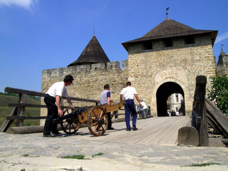 Ukraina. Chocim 25.07.2004 r. Twierdza nad Dniestrem, miejsce zwycięskich bitew stoczonych z Turkami przez wojska polsko-kozackie pod wodzą hetmanów Jana Karola Chodkiewicza w 1621 r. i Jana Sobieskiego w 1673 r. Fot. PAP/A. Zbraniecki