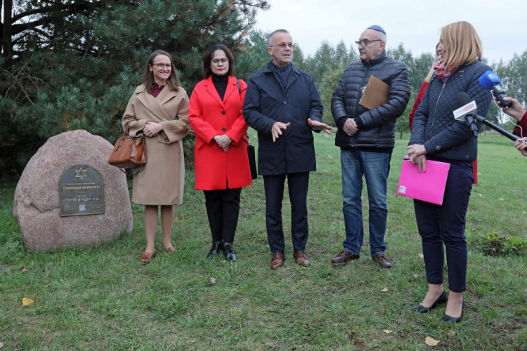 Sekretarz stanu w Ministerstwie Kultury, Dziedzictwa Narodowego i Sportu Jarosław Sellin (C), dyrektor Muzeum Historii Żydów Polskich POLIN Zygmunt Stępiński (2P), zastępca dyrektora Narodowego Instytutu Dziedzictwa Anna Czerwińska-Walczak (L) i podlaski wojewódzki konserwator zabytków Magdalena Dajnowicz (2L) podczas prezentacji oznakowania cmentarza żydowskiego w Orli. Fot. PAP/A. Reszko