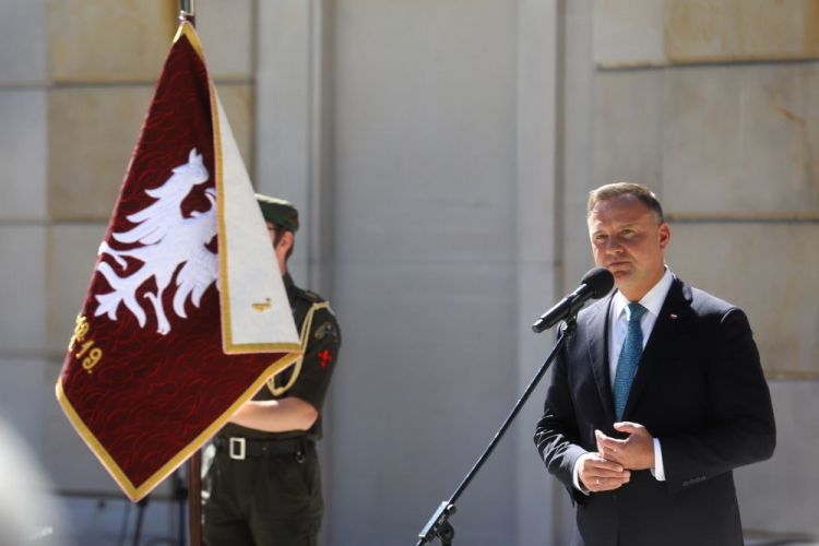 Warszawa, 06.09.2021. Prezydent Rzeczypospolitej Polskiej Andrzej Duda (P) podczas spotkania z przedstawicielami samorządów i mieszkańców Wielkopolski w ogrodach Pałacu Prezydenckiego w Warszawie. Samorządowcy przekazali na ręce głowy państwa apel w sprawie ustanowienia dnia 27 grudnia, rocznicy wybuchu powstania wielkopolskiego, świętem państwowym. Fot. PAP/R. Guz