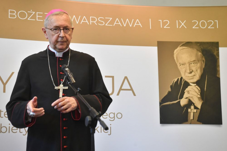  Warszawa, 12.09.2021. Metropolita poznański, przewodniczący Konferencji Episkopatu Polski abp Stanisław Gądecki podczas wypowiedzi dla mediów przed mszą beatyfikacyjną kardynała Stefana Wyszyńskiego oraz matki Elżbiety Róży Czackiej odprawianą w Świątyni Opatrzności Bożej w Warszawie. Fot. PAP/R. Pietruszka