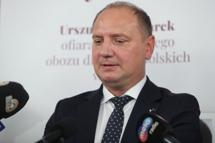 Zgierz, 11.09.2021. Dyrektor Muzeum Dzieci Polskich – Ofiar Totalitaryzmu Ireneusz Maj podczas spotkania z ocalałymi - byłymi więźniami niemieckiego obozu dla polskich dzieci, na terenie kompleksu Nowa Gdynia w Zgierzu. Fot. PAP/R. Zawistowski 