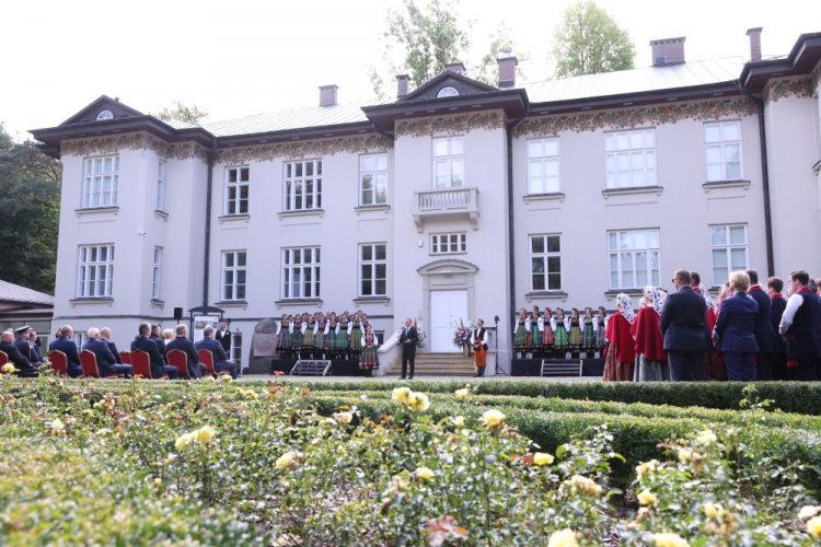 Prezydent Andrzej Duda (C) podczas uroczystego otwarcia Centrum Folkloru Polskiego „Karolin” w Otrębusach. Fot. PAP/L. Szymański