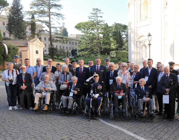 Rzym, Włochy, 18.09.2021. Najmłodszy żołnierz 2 Korpusu Polskiego gen. Andersa kpt. Krzysztof Flizak (C) i szef Urzędu ds. Kombatantów i Osób Represjonowanych Jan Józef Kasprzyk (C-P) podczas wizyty w Rzymie, 18 bm. Trwają obchody 80. rocznicy utworzenia armii generała Władysława Andersa. Fot. PAP/A. Zawada