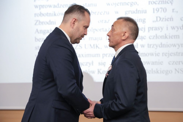 Prezes IPN dr Karol Nawrocki wręczył dawnym opozycjonistom Krzyże Wolności i Solidarności. Bydgoszcz, 3 września 2021. Fot. Mikołaj Bujak (IPN)