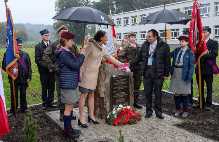 Wiceminister kultury, dziedzictwa narodowego i sportu Magdalena Gawin (C-L) i wnuk Apolonii i Piotra Stanisław Likos (C-P) podczas odsłonięcia tablicy upamiętniającej Apolonię i Piotra Likosów oraz ukrywaną przez nich Żydówkę Izę Ler. Fot. PAP/W. Jargiło