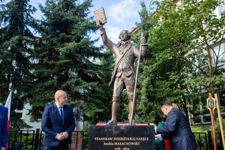 Marszałek województwa mazowieckiego Adam Struzik (P) i prezydent miasta Andrzej Nowakowski (L) podczas uroczystego odsłonięcia pomnika marszałka Stanisława Małachowskiego przy Liceum Ogólnokształcącym jego imienia w Płocku. Fot. PAP/S. Łabiński