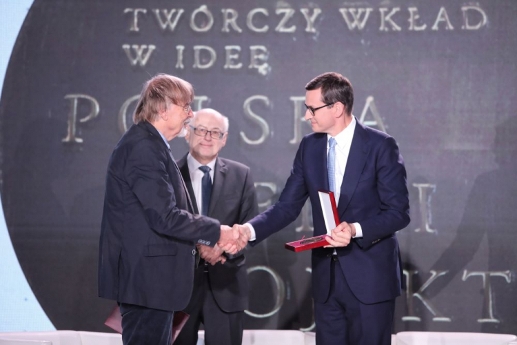 Warszawa, 19.09.2021. Premier Mateusz Morawiecki (P), prof. Zdzisław Krasnodębski (C) i odznaczony medalem „Odwaga i wiarygodność” niemiecki pisarz i socjolog Gunnar Heinsohn (L) podczas uroczystości w ramach Kongresu Polska Wielki Projekt, 19 bm. w Arkadach Kubickiego w Warszawie. Odznaczenie to jest wręczane osobom aktywnie działającym na rzecz kongresu oraz wizerunku Polski i jej obywateli w świecie. Fot. PAP/W. Olkuśnik