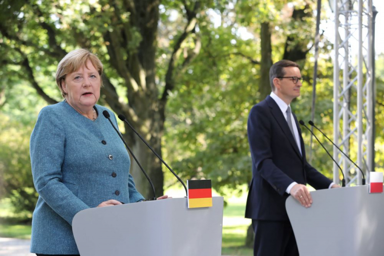 Warszawa, 11.09.2021. Prezes Rady Ministrów Mateusz Morawiecki (P) oraz kanclerz Republiki Federalnej Niemiec Angela Merkel (L) podczas wspólnej konferencji prasowej w Łazienkach Królewskich w Warszawie. Fot. PAP/W. Olkuśnik 