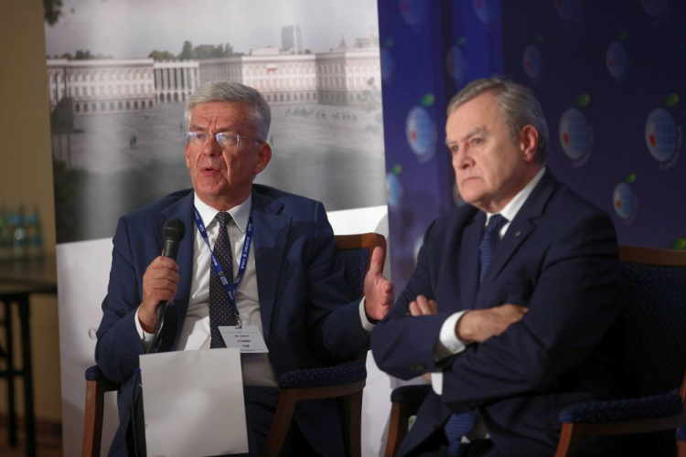 Karpacz, 07.09.2021. Wicepremier, minister kultury, dziedzictwa narodowego i sportu Piotr Gliński (P), senator Stanisław Karczewski (L) podczas panelu "Odbudowa Pałacu Saskiego, Pałacu Brühla – korzyści dla Polski" w ramach XXX edycji Forum Ekonomicznego. Fot. PAP/Ł. Gągulski